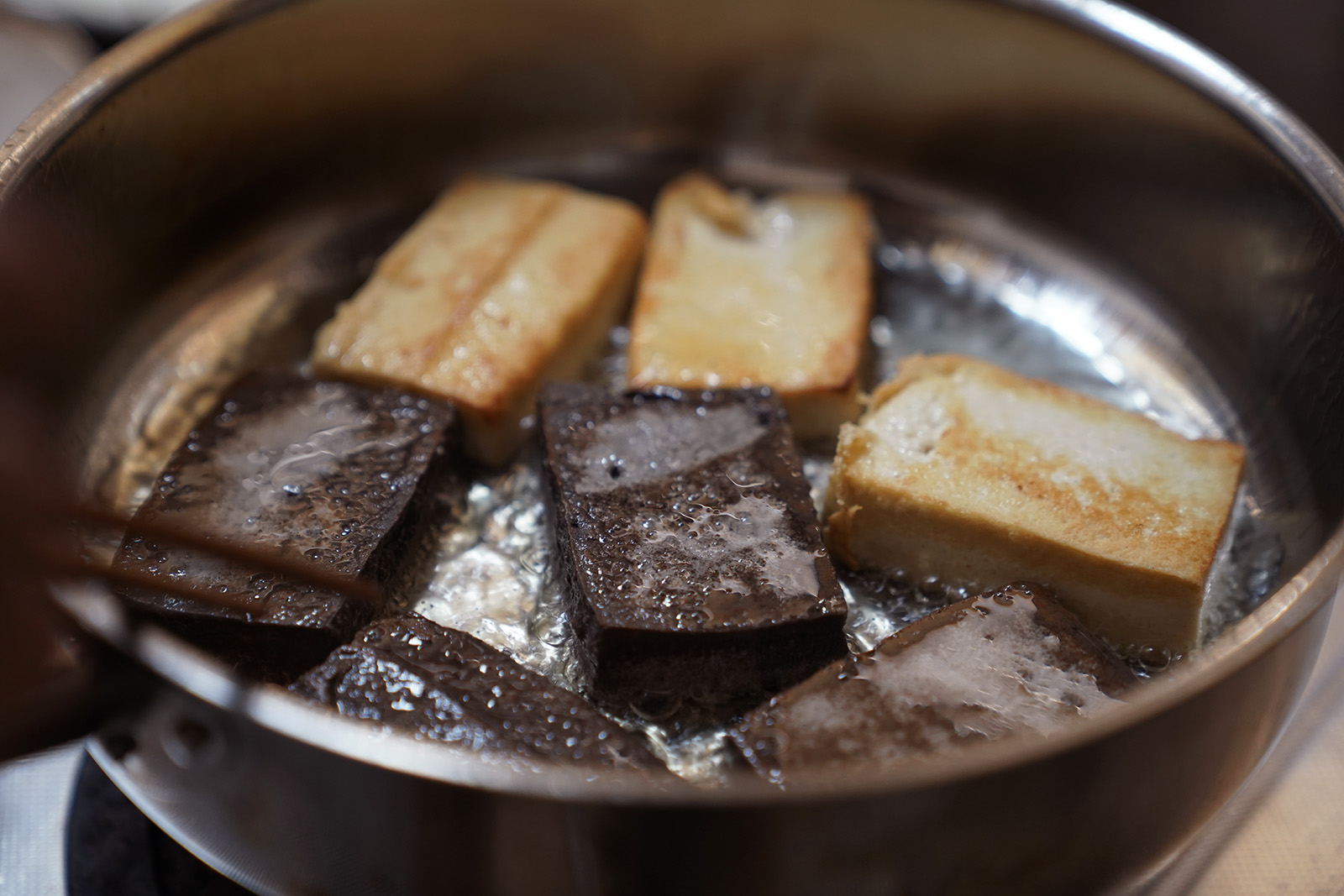 香煎豆腐佐味噌御露蜂蜜醬，鹽鹵豆腐的扎實口感搭配鹹香的味噌御露，再以蜂蜜提出甜蜜滋味，可以依自己的喜好調配出不同比例的醬料，10分鐘即可上桌的美味，快來動手做做看! | 改變生命的豆漿店