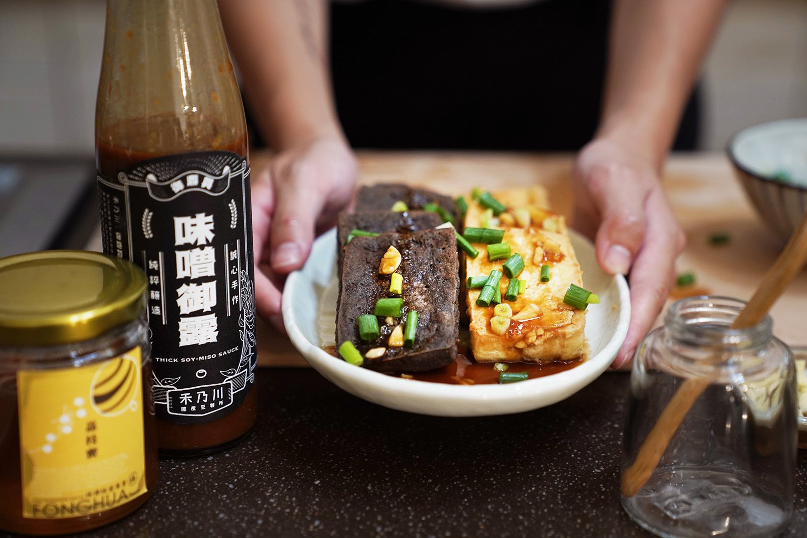 香煎豆腐佐味噌御露蜂蜜醬，快速上桌的美味料理 | 禾乃川小廚房