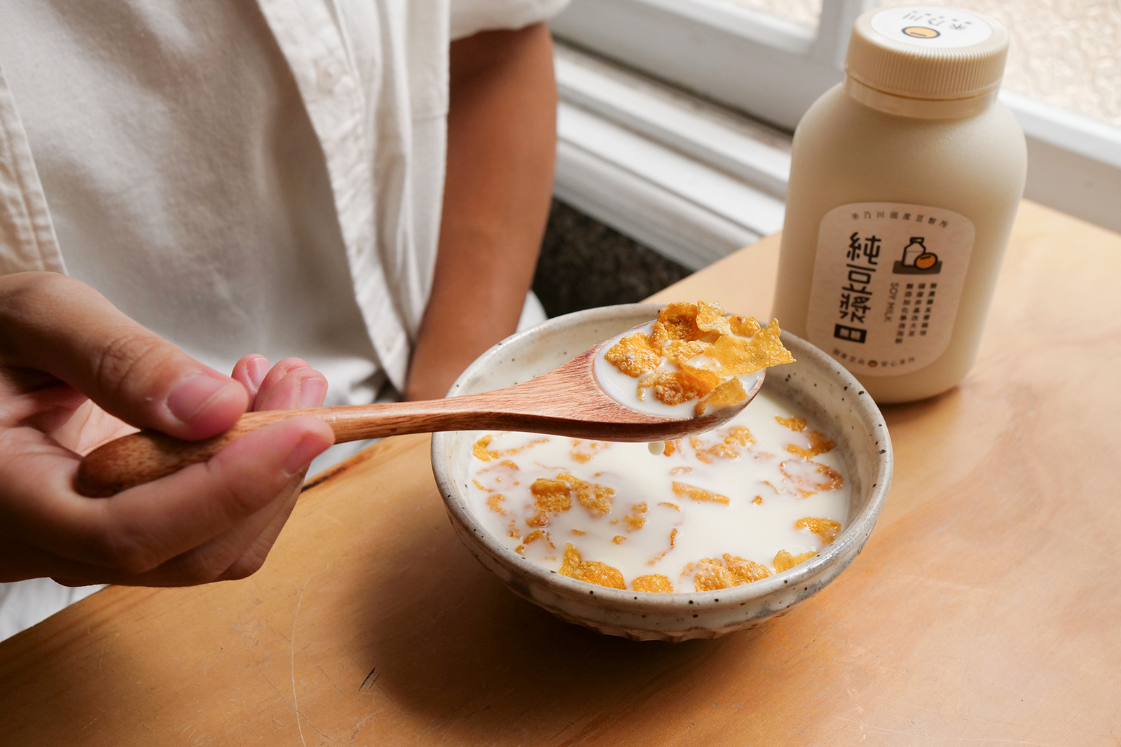 上班族早餐如何吃得健康?搭配豆漿，營養更均衡!  眾所皆知常見的中式早餐都非常油膩，舉凡燒餅夾蛋、飯糰都是熱量較高的早餐選擇；同樣地，西式早餐，例如蛋餅、漢堡，種類更多，熱量也不容小覷，但營養師指出，若這些常見的早餐搭配「豆漿」，可以獲取足夠的蛋白質達到飲食的營養均衡，而禾乃川國產豆製所除了常見的純濃黃豆漿還有黑豆漿的選擇，濃度將近10度的濃純香，來自台灣土地的好味道，等您來品嚐! | 改變生命的豆漿店