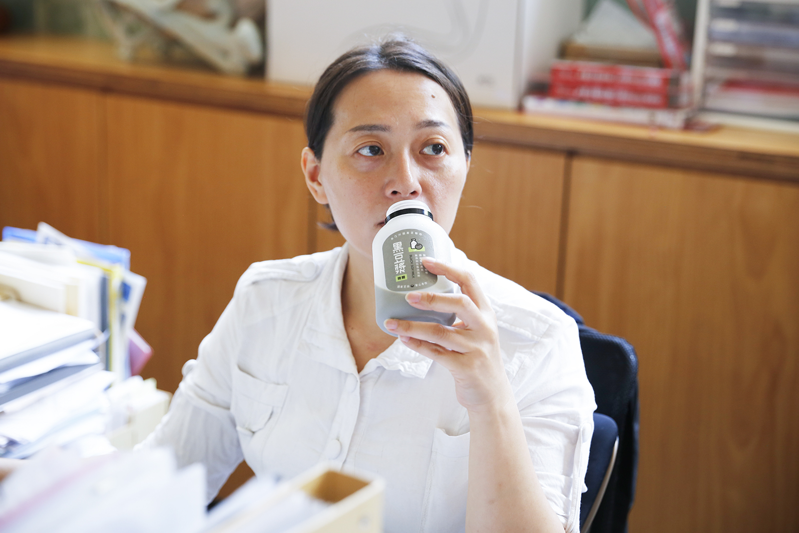 上班族早餐如何吃得健康?搭配豆漿，營養更均衡!  眾所皆知常見的中式早餐都非常油膩，舉凡燒餅夾蛋、飯糰都是熱量較高的早餐選擇；同樣地，西式早餐，例如蛋餅、漢堡，種類更多，熱量也不容小覷，但營養師指出，若這些常見的早餐搭配「豆漿」，可以獲取足夠的蛋白質達到飲食的營養均衡，而禾乃川國產豆製所除了常見的純濃黃豆漿還有黑豆漿的選擇，濃度將近10度的濃純香，來自台灣土地的好味道，等您來品嚐! | 改變生命的豆漿店