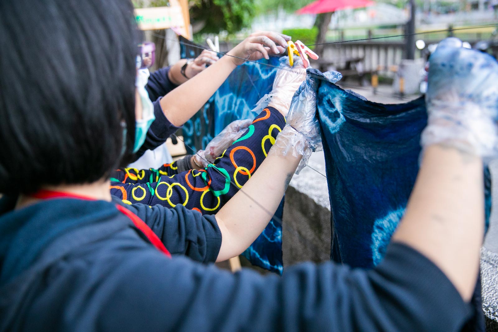 三峽藍染曾是台灣北部的染布重地，經時光不斷演變，使傳統文化不斷流逝，希望能透過旅行的方式，讓傳統產業能再度重回過往的記憶，旅人們透過手做的溫度，創造屬於自己旅行的紀念品，更能延續傳統職人的技藝。- 藍染體驗DIY -  | 甘樂文創 | 甘之如飴，樂在其中