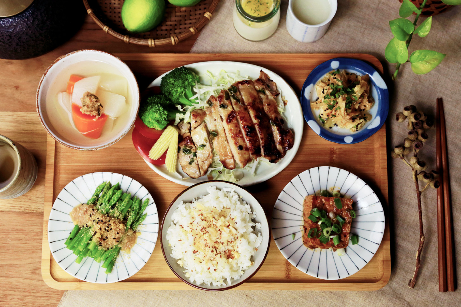 食堂內還有一道特色大地料理—「香煎雞排佐蔥麴醬」，先煎後烤的雞腿排，手工鹽麴和青蔥醃漬一夜入味，肉質鮮嫩多汁，最後搭配新鮮時蔬解膩。一道道不簡單的定食，將帶給你滿足與幸福，讓你品嚐到在地的美好。 | 甘樂食堂 | 甘樂文創 | 甘之如飴，樂在其中