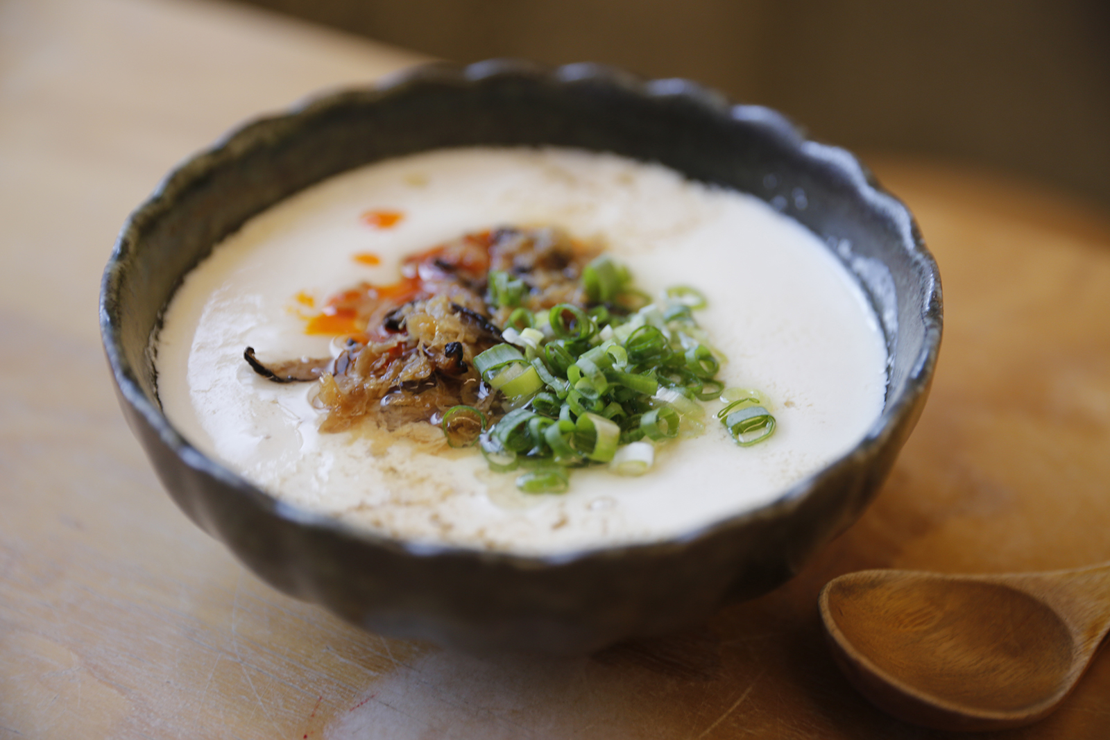 甜品之外，禾乃川的鹹點同樣不容小覷，這道鹹豆漿，吃過的人都說難以忘懷! 喜歡鹹點的你不妨來嚐嚐國產豆所製作出的不平凡簡單料理。 | 禾乃川國產豆製所 | 甘樂文創 | 甘之如飴，樂在其中