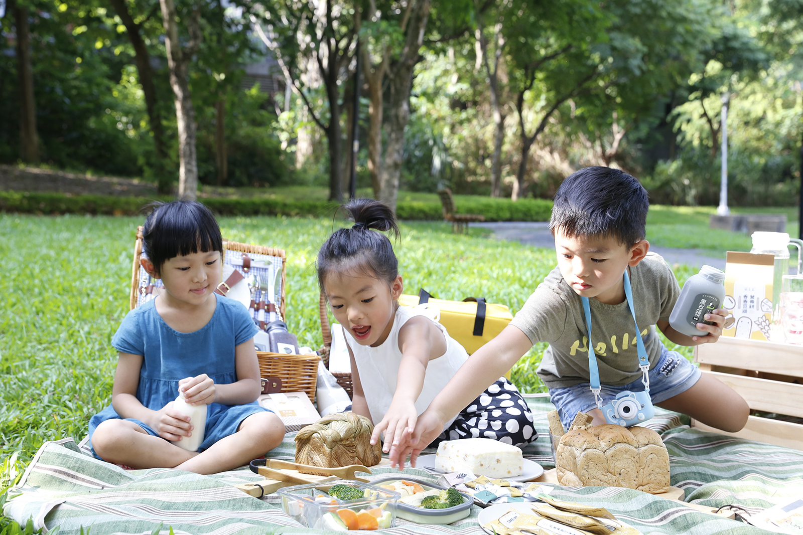 近年野餐風氣盛行，只要是陽光普照的絕佳天氣，大家都會到大型公園或草皮空地來場野餐聚會! 不過野餐的便當除了好吃好拍之外，還要很營養，才能讓全家大小一起食用，那麼野餐便當該怎麼準備呢? 選擇營養價值含量高的蛋白質食材是必須的! 現在就讓禾乃川告訴你豆製品的營養，更進一步教你如何使用營養的國產豆製品做出色香味俱全的營養野餐便當吧! | 改變生命的豆漿店