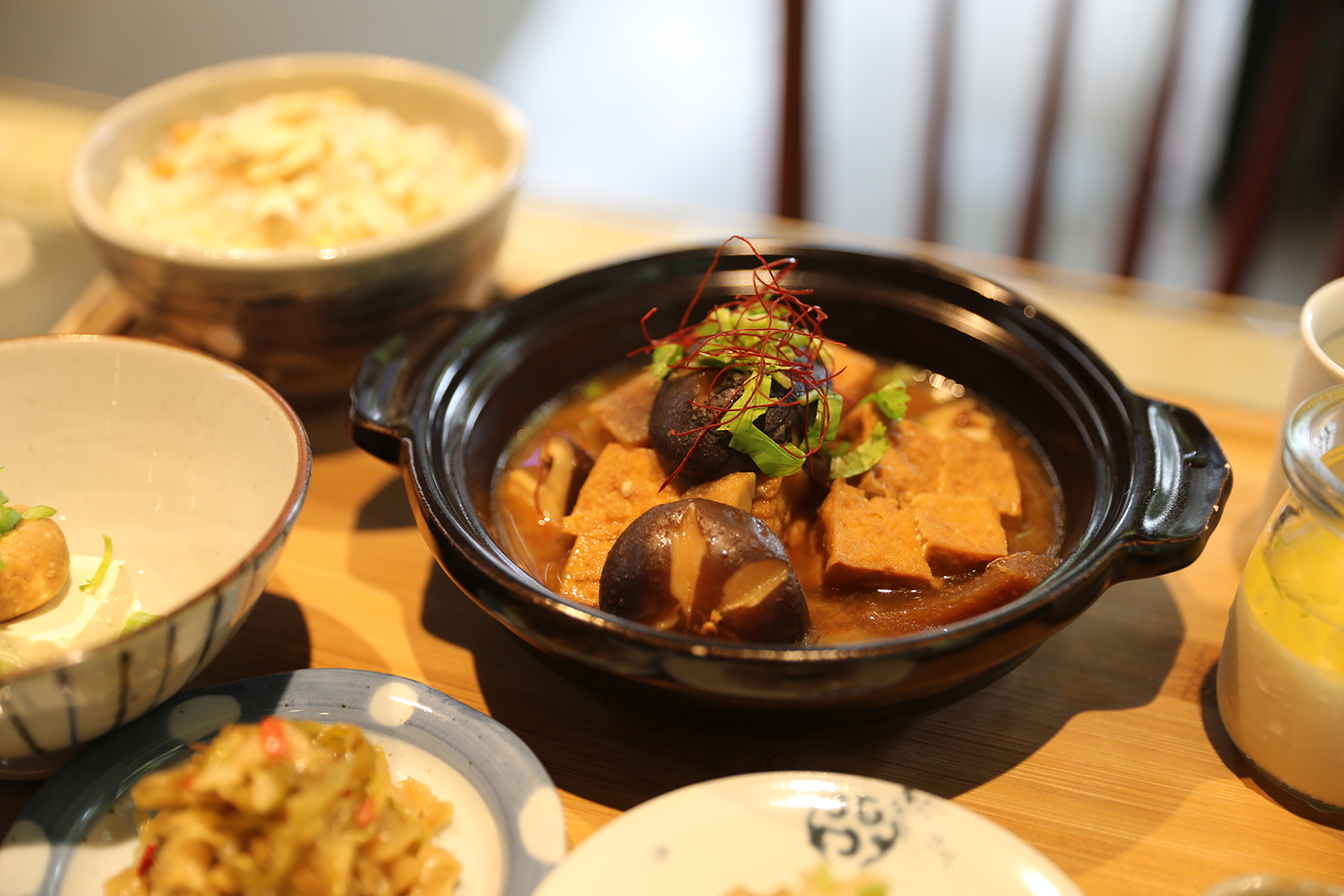 甘樂食堂位在三峽河畔旁，原為一閒置之百年古厝，由甘樂文創改造成現今的文創食堂，也是甘樂文創影響力的起點。一踏進食堂，古色古香的建築仍帶有一絲現代文藝氣息，這裡除了有料理、有文化，還有濃厚的人情味，料理部分選用自家「禾乃川國產豆製所」的100%台灣非基改大豆，純天然製作的手工豆腐帶出料理的鮮甜味，期許來自各地的遊客都能吃到三峽在地的純樸與實在，並透過用心的料理創造人與人之間的連結。 | 甘樂食堂 | 甘樂文創 | 甘之如飴，樂在其中