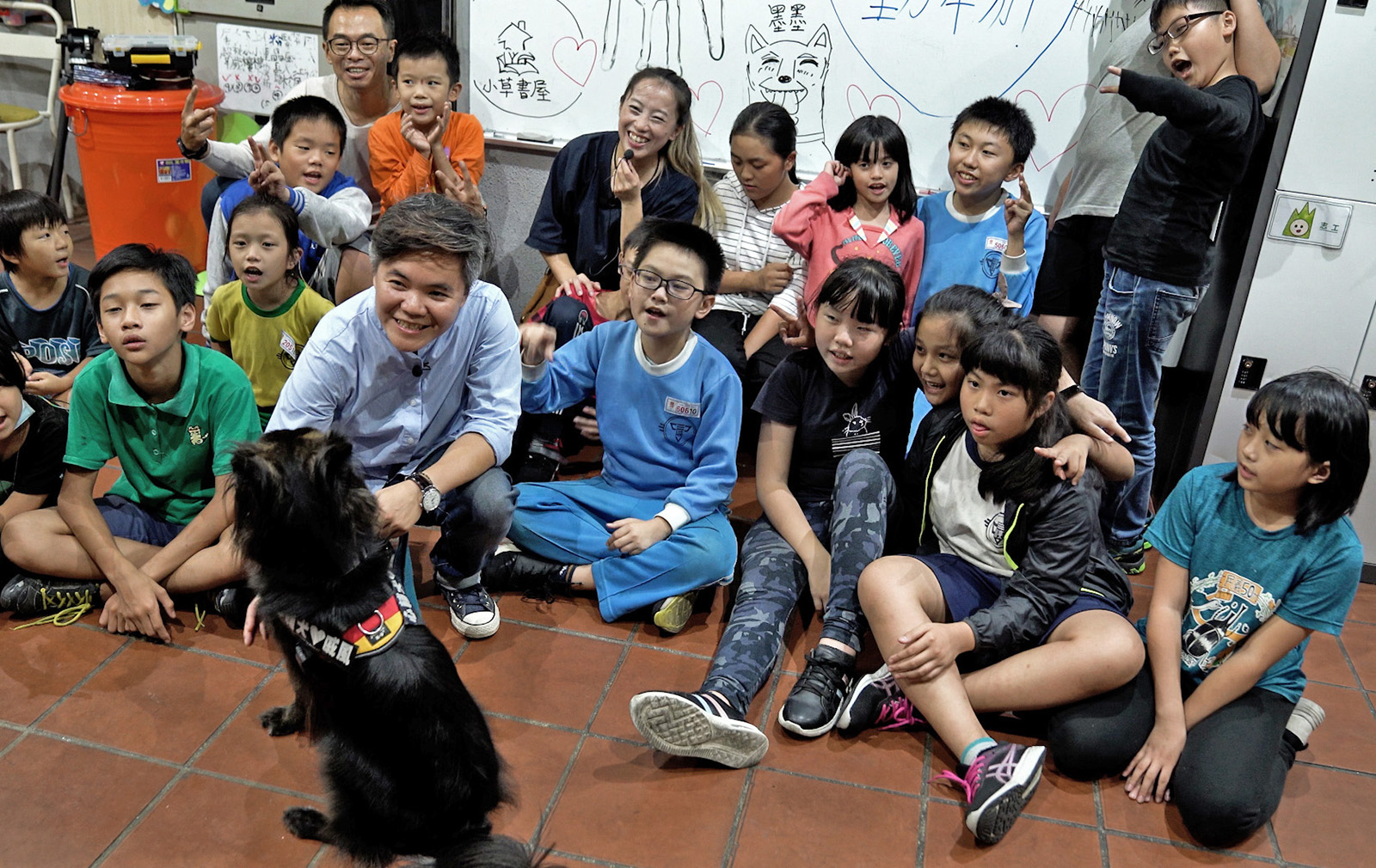 心輔犬心流幸福研究室的創辦人陳奕君，過去曾在美國生活，愛上了紐約中央公園中人犬間互動的活力與美好，為了追求這富含溫度與靠近人心的工作，她辭去了使用者體驗工程師的工作，投入導盲犬培訓的行業，也因此結識了投身導盲犬工作十二年、具備國際訓練師資格的鍾皓羽，兩人一見如故，決心要一起貢獻微薄的力量 | 甘樂小村長 | 忠實紀錄台灣鄉鎮默默耕耘的地方故事