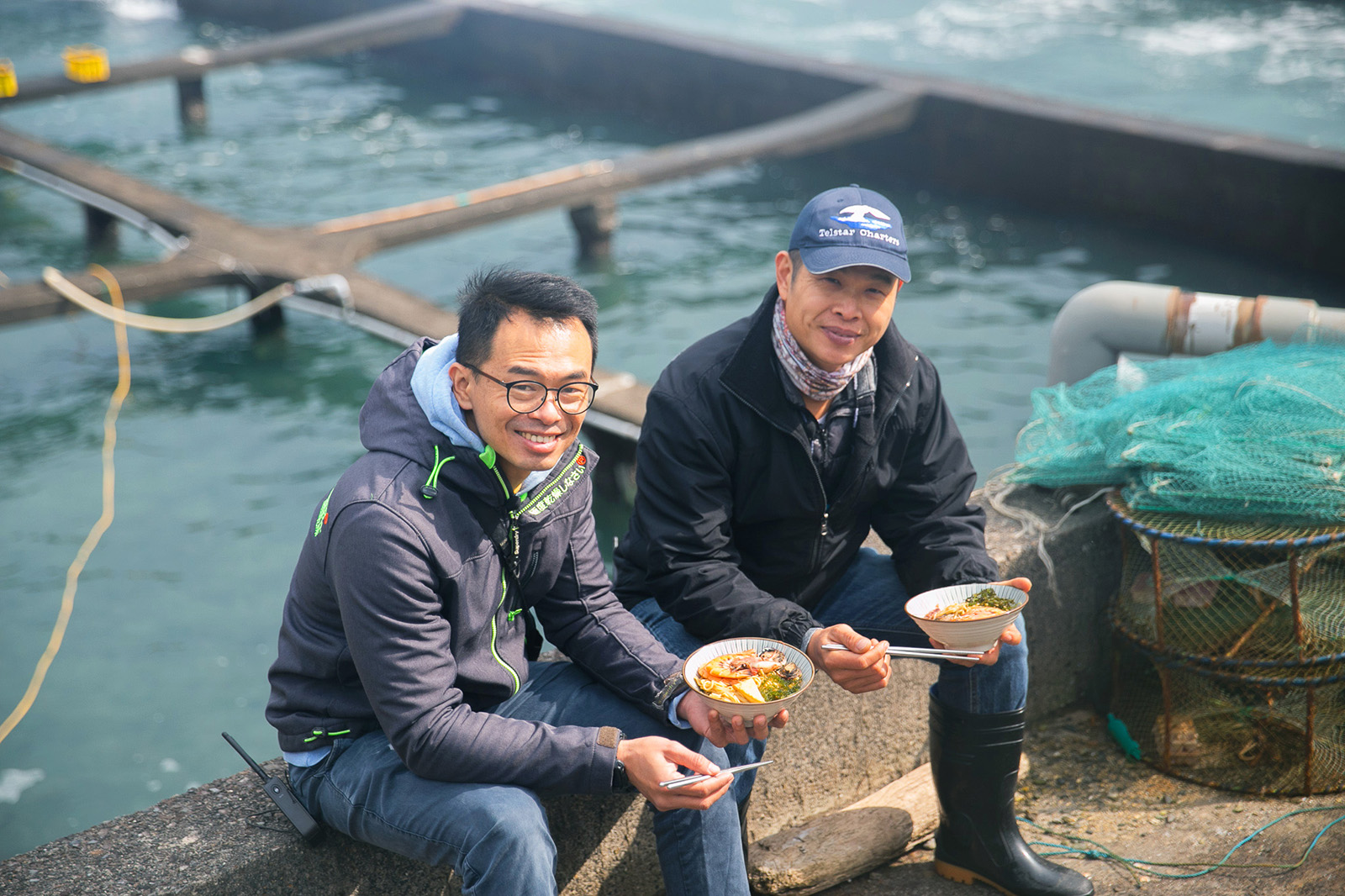 生為東北角土生土長的孩子，李勝興大哥家中是在地傳統的漁家，從小看著父親養九孔長大，對於這片大海與家鄉產業有著深厚的情感，大學畢業後在社會上闖蕩多年，在老父親過世後，因為不捨得看見家鄉產業凋零，李勝興大哥回到了東北角的貢寮，創立了「鮮物本舖」。 | 甘樂小村長 | 忠實紀錄台灣鄉鎮默默耕耘的地方故事