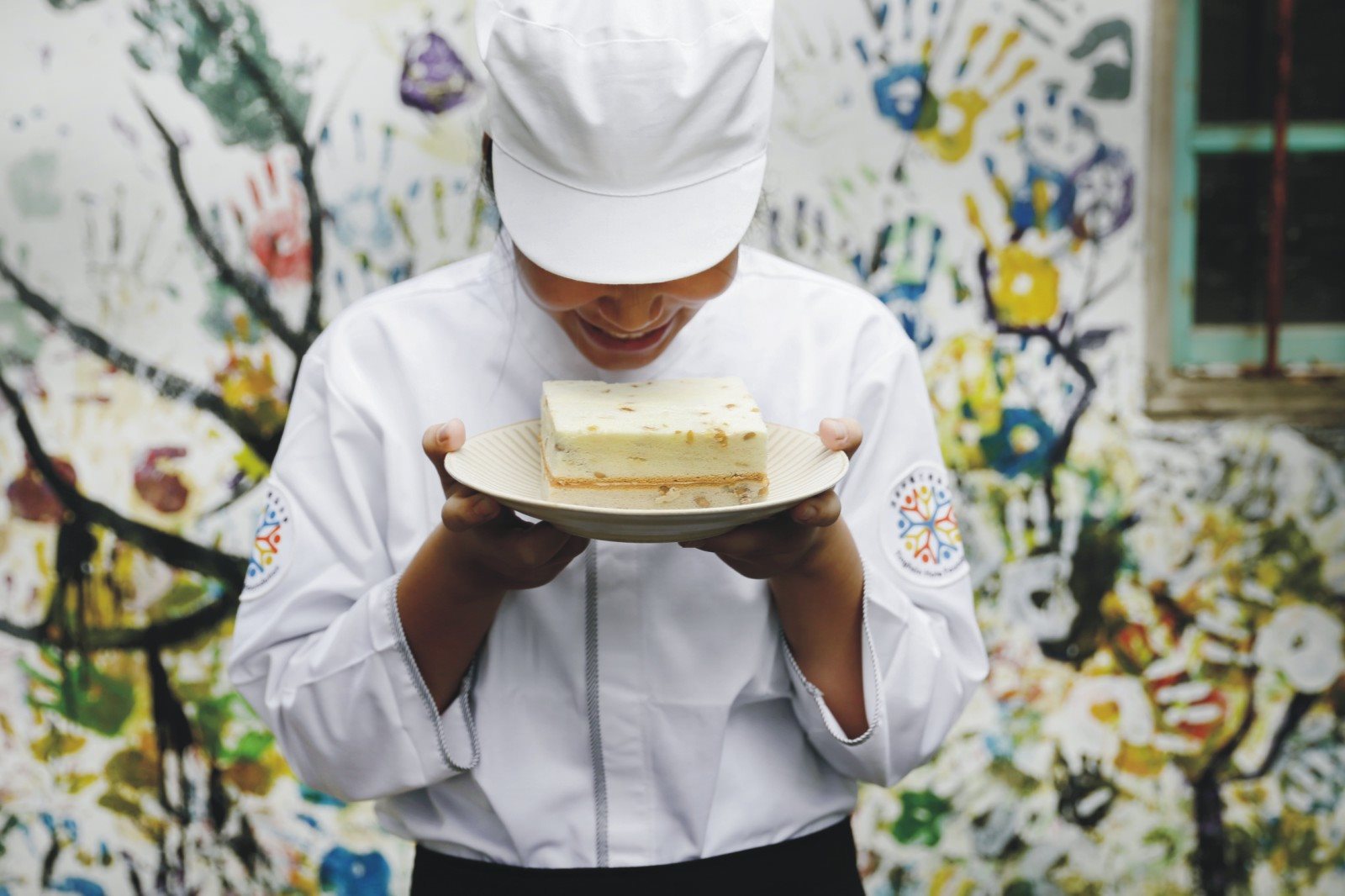純濃豆漿加上蜜製黃豆的豆漿蛋糕，是小草職研烘焙坊孩子們用心手工烘焙的糕點