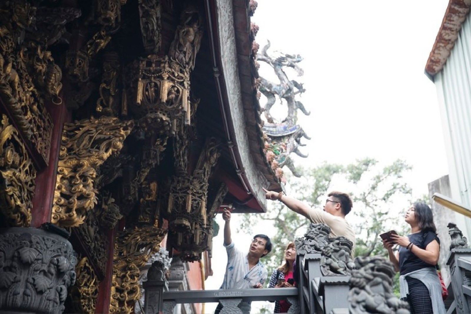 三峽老街一直以來和祖師廟密不可分的正是深度人文一日遊的首選，有別於傳統中式牌樓這裡多了許多西式風格的特色牌坊，也是全台最長保存最完整的歷史街區，祖師廟和三峽老街的一日遊程無論是家庭親子，情侶約會，朋友相約都能在這裡找到屬於自己的節奏和體驗。 | 甘樂文創 | 甘之如飴，樂在其中