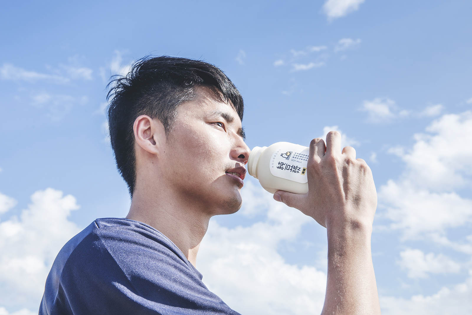 到三峽老街逛累時不知道要到哪裡休息？或是兩手空空不知道該帶哪些伴手禮回家？還是想悠閒吃個下午茶，卻苦尋無處？健康又解渴的禾乃川豆漿跟小草書屋職研烘焙坊的蜜香紅茶磅蛋糕、碧螺春抹綠磅蛋糕是您到三峽必吃的下午茶點心、必買的伴手禮組合！快來看看禾乃川的豆漿跟蜜香紅茶磅蛋糕、碧螺春抹綠磅蛋糕有什麼特別、獨到之處吧！ | 改變生命的豆漿店 | 禾乃川國產豆製所