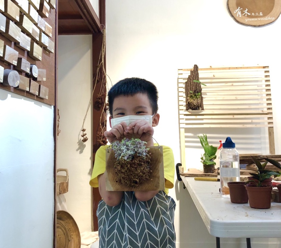 【有木木工房】-植栽上板體驗  課程簡介｜有別於一般市售的大眾上板木材，針對不同的植物，有木木工房特別選擇了適合上板的木材；像是多肉植物類，不太需要長時間澆水的，我們選擇了檜木、樟木、杉木的木材。芋類、蕨類的，我們選用了較堅硬的木麻黃、龍眼木、相思木等等，運用不同顏色及造型的台灣木，搭配不同顏色的植栽，帶你進入100種台灣木的世界。 | 甘樂文創 | 甘之如飴，樂在其中