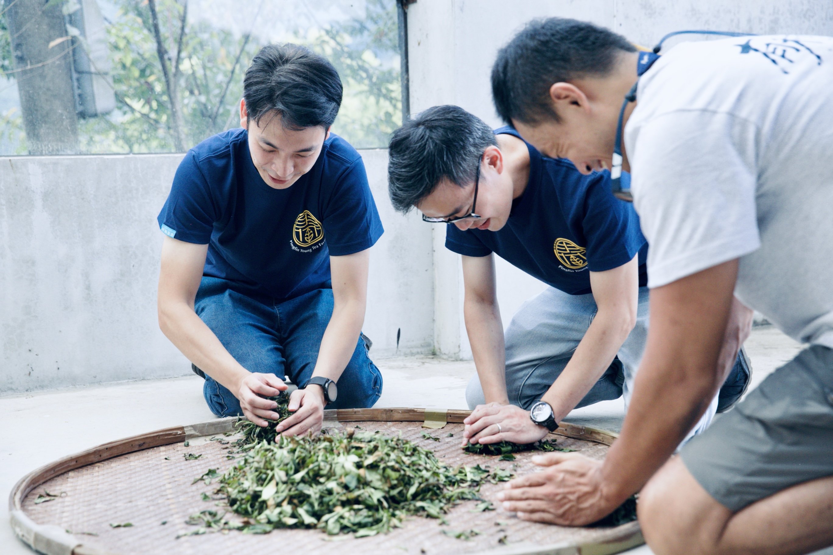 位於北宜公路中樞的坪林，過去曾是往返臺北與宜蘭兩地路程的必經熱門景點，這樣的觀光榮景在2006年雪山隧道通車後逐漸凋零。失去遊客的坪林店家一度對觀光失去希望，但人潮流失的劣勢反而讓地方看見全新機會，以低碳作為坪林的生活態度，也將低碳綠色旅行打造為坪林觀光的另一個新亮點。 | 甘樂小村長 | 忠實紀錄台灣鄉鎮默默耕耘的地方故事