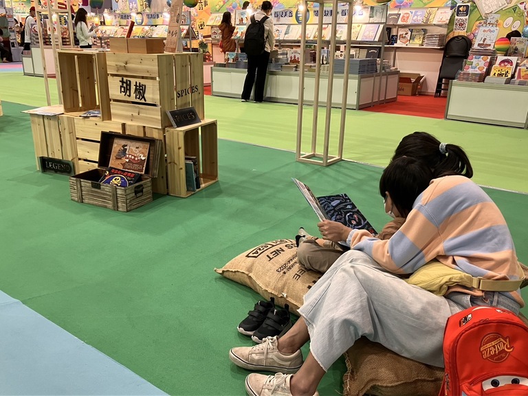 台北國際書展特別邀請荷蘭擔任主題國，因此甘樂以15-16世紀大航海時代為背景，將船幻化成一位在海上帶回故事的主角並開進展覽現場，打造以「聽」和「說」為核心的沉浸式閱讀體驗，孩子則扮演這些傳說故事的見證者與分享者，走進展館不僅用眼閱讀，更能分享一個屬於自己的船說故事，打造五感的閱讀體驗。 | 甘樂文創 | 甘之如飴，樂在其中
