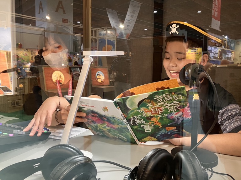 台北國際書展特別邀請荷蘭擔任主題國，因此甘樂以15-16世紀大航海時代為背景，將船幻化成一位在海上帶回故事的主角並開進展覽現場，打造以「聽」和「說」為核心的沉浸式閱讀體驗，孩子則扮演這些傳說故事的見證者與分享者，走進展館不僅用眼閱讀，更能分享一個屬於自己的船說故事，打造五感的閱讀體驗。 | 甘樂文創 | 甘之如飴，樂在其中