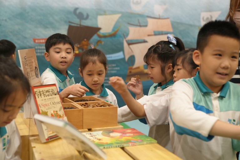 台北國際書展特別邀請荷蘭擔任主題國，因此甘樂以15-16世紀大航海時代為背景，將船幻化成一位在海上帶回故事的主角並開進展覽現場，打造以「聽」和「說」為核心的沉浸式閱讀體驗，孩子則扮演這些傳說故事的見證者與分享者，走進展館不僅用眼閱讀，更能分享一個屬於自己的船說故事，打造五感的閱讀體驗。 | 甘樂文創 | 甘之如飴，樂在其中