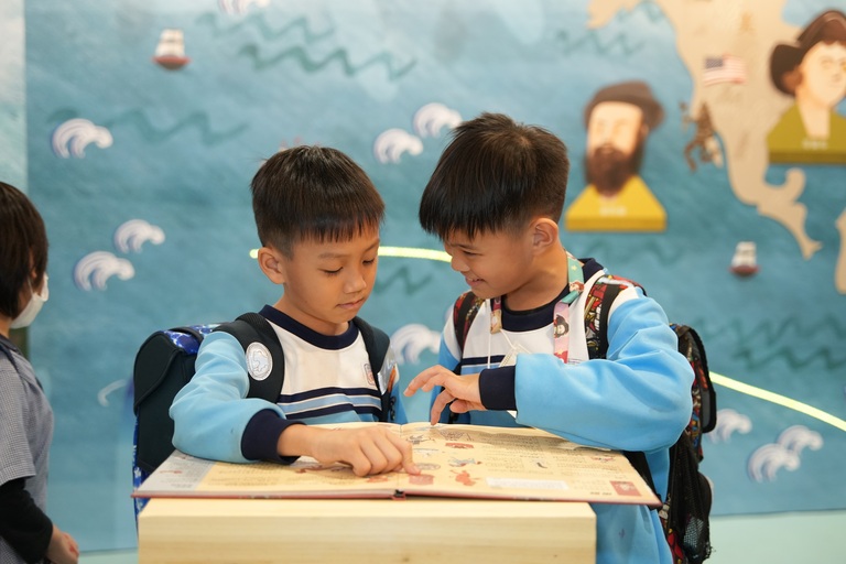 台北國際書展特別邀請荷蘭擔任主題國，因此甘樂以15-16世紀大航海時代為背景，將船幻化成一位在海上帶回故事的主角並開進展覽現場，打造以「聽」和「說」為核心的沉浸式閱讀體驗，孩子則扮演這些傳說故事的見證者與分享者，走進展館不僅用眼閱讀，更能分享一個屬於自己的船說故事，打造五感的閱讀體驗。 | 甘樂文創 | 甘之如飴，樂在其中