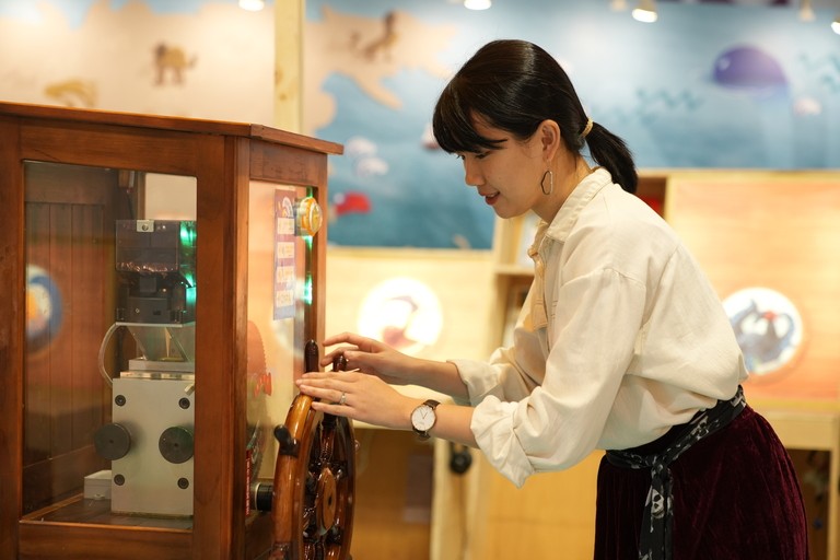 台北國際書展特別邀請荷蘭擔任主題國，因此甘樂以15-16世紀大航海時代為背景，將船幻化成一位在海上帶回故事的主角並開進展覽現場，打造以「聽」和「說」為核心的沉浸式閱讀體驗，孩子則扮演這些傳說故事的見證者與分享者，走進展館不僅用眼閱讀，更能分享一個屬於自己的船說故事，打造五感的閱讀體驗。 | 甘樂文創 | 甘之如飴，樂在其中