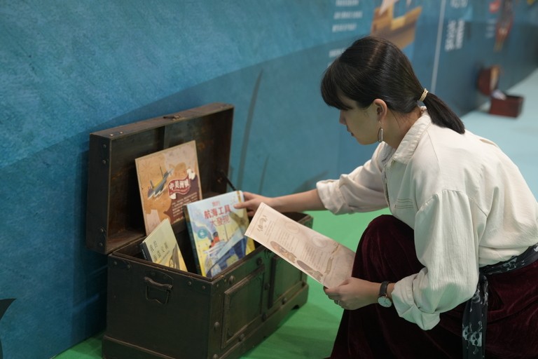 台北國際書展特別邀請荷蘭擔任主題國，因此甘樂以15-16世紀大航海時代為背景，將船幻化成一位在海上帶回故事的主角並開進展覽現場，打造以「聽」和「說」為核心的沉浸式閱讀體驗，孩子則扮演這些傳說故事的見證者與分享者，走進展館不僅用眼閱讀，更能分享一個屬於自己的船說故事，打造五感的閱讀體驗。 | 甘樂文創 | 甘之如飴，樂在其中