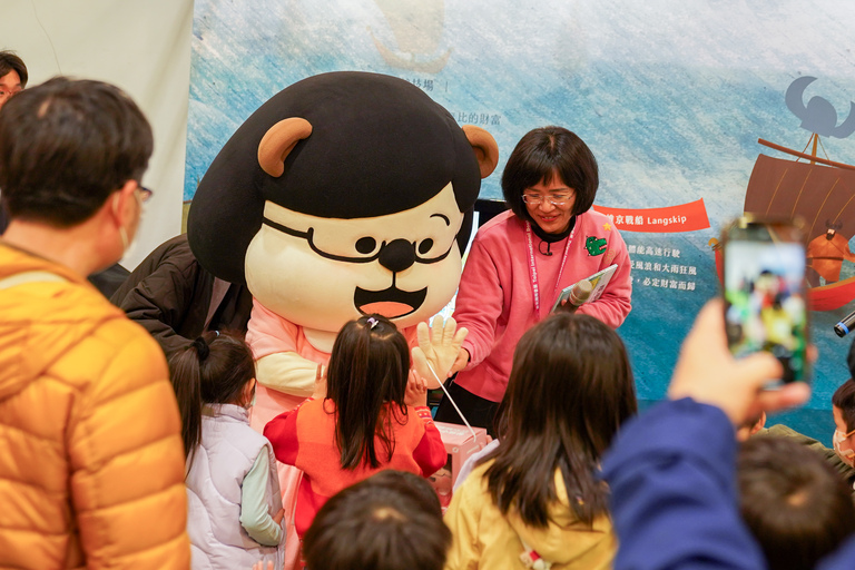 台北國際書展特別邀請荷蘭擔任主題國，因此甘樂以15-16世紀大航海時代為背景，將船幻化成一位在海上帶回故事的主角並開進展覽現場，打造以「聽」和「說」為核心的沉浸式閱讀體驗，孩子則扮演這些傳說故事的見證者與分享者，走進展館不僅用眼閱讀，更能分享一個屬於自己的船說故事，打造五感的閱讀體驗。 | 甘樂文創 | 甘之如飴，樂在其中