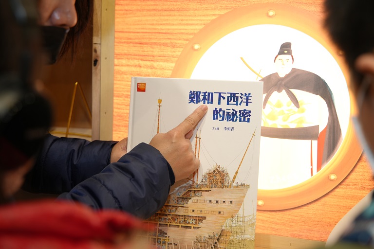 台北國際書展特別邀請荷蘭擔任主題國，因此甘樂以15-16世紀大航海時代為背景，將船幻化成一位在海上帶回故事的主角並開進展覽現場，打造以「聽」和「說」為核心的沉浸式閱讀體驗，孩子則扮演這些傳說故事的見證者與分享者，走進展館不僅用眼閱讀，更能分享一個屬於自己的船說故事，打造五感的閱讀體驗。 | 甘樂文創 | 甘之如飴，樂在其中
