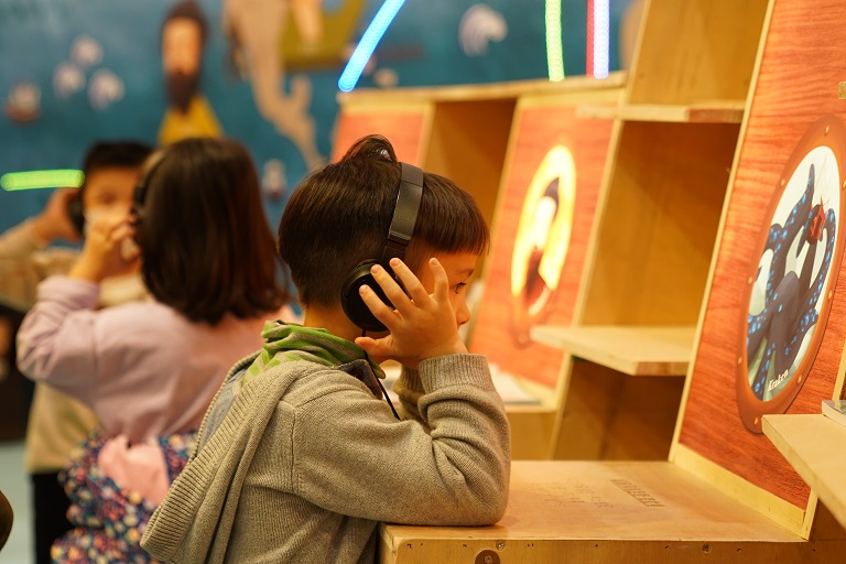 台北國際書展特別邀請荷蘭擔任主題國，因此甘樂以15-16世紀大航海時代為背景，將船幻化成一位在海上帶回故事的主角並開進展覽現場，打造以「聽」和「說」為核心的沉浸式閱讀體驗，孩子則扮演這些傳說故事的見證者與分享者，走進展館不僅用眼閱讀，更能分享一個屬於自己的船說故事，打造五感的閱讀體驗。 | 甘樂文創 | 甘之如飴，樂在其中