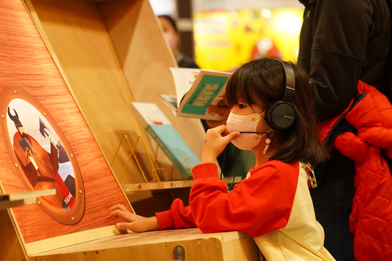 台北國際書展特別邀請荷蘭擔任主題國，因此甘樂以15-16世紀大航海時代為背景，將船幻化成一位在海上帶回故事的主角並開進展覽現場，打造以「聽」和「說」為核心的沉浸式閱讀體驗，孩子則扮演這些傳說故事的見證者與分享者，走進展館不僅用眼閱讀，更能分享一個屬於自己的船說故事，打造五感的閱讀體驗。 | 甘樂文創 | 甘之如飴，樂在其中