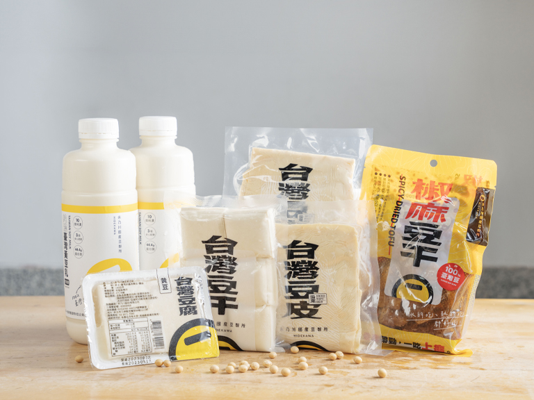台灣的「禾乃川國產豆製所」以這一理念為基礎，近日推出了全台第一瓶「永續豆乳」，不僅藉由一瓶豆乳實踐五大永續面向（環境永續、農業循環經濟、社區永續、社企永續、永續消費生態圈），更代表著一個新時代的到來。這不僅是一瓶豆乳，更是對地球、社會和經濟永續的一份深刻承諾。 | 改變生命的豆漿店 | 禾乃川國產豆製所