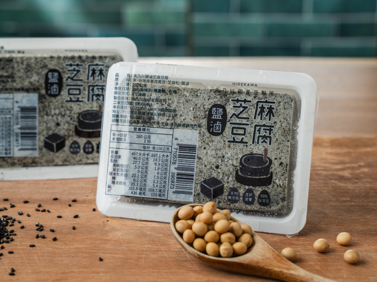 「芝麻豆腐」可以開封即食，非常適合忙碌的現代人。無論是涼拌、煎炒還是燉煮，它都能輕鬆融入各式料理中，鹹甜皆宜，為菜餚增添獨特的芝麻香氣與豆腐的扎實口感，讓你的每一餐都更豐富、美味，賦予菜餚獨特風味。 | 改變生命的豆漿店 | 禾乃川國產豆製所