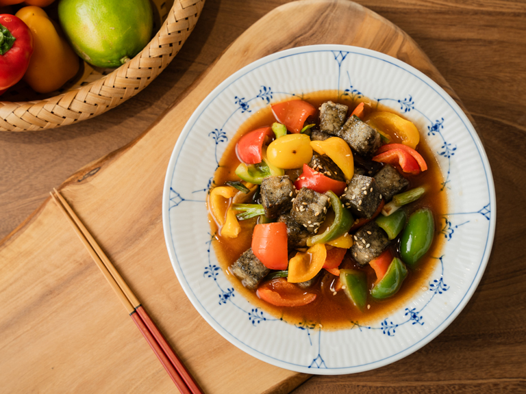 「芝麻豆腐」可以開封即食，非常適合忙碌的現代人。無論是涼拌、煎炒還是燉煮，它都能輕鬆融入各式料理中，鹹甜皆宜，為菜餚增添獨特的芝麻香氣與豆腐的扎實口感，讓你的每一餐都更豐富、美味，賦予菜餚獨特風味。 | 改變生命的豆漿店 | 禾乃川國產豆製所
