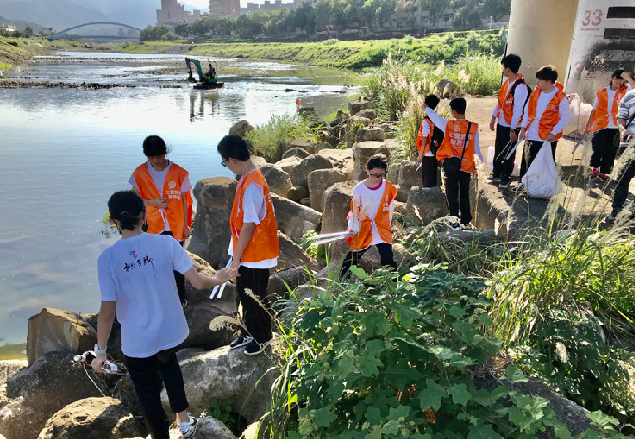 想規劃一場不一樣的企業員工旅遊嗎? 甘樂文創專注於企業深度旅遊,透過在地文化結合 ESG 行動,打造專屬的客製化企業旅程。 無論是 企業獎勵旅遊(Team Building)、福委會活動,還是跨國企業的永續交流之旅,我們都能提供最佳化的規劃與服務,讓員工旅程不只好玩,更能兼具學習、交流與永續實踐。 | 甘樂文創 | 甘之如飴,樂在其中 想規劃一場不一樣的企業員工旅遊嗎? 甘樂文創專注於企業深度旅遊,透過在地文化結合 ESG 行動,打造專屬的客製化企業旅程。 無論是 企業獎勵旅遊(Team Building)、福委會活動,還是跨國企業的永續交流之旅,我們都能提供最佳化的規劃與服務,讓員工旅程不只好玩,更能兼具學習、交流與永續實踐。 | 甘樂文創 | 甘之如飴,樂在其中