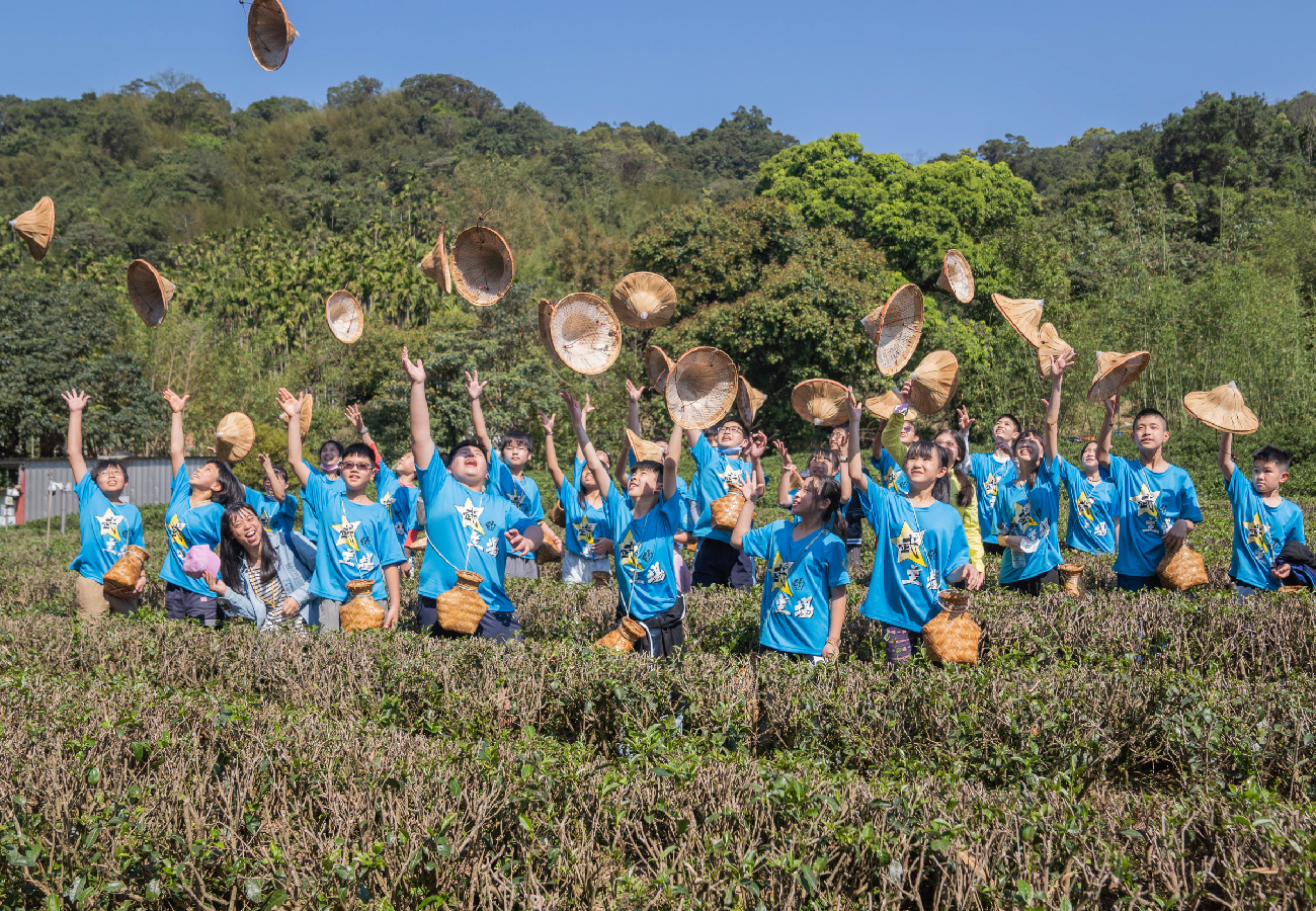 想規劃一場不一樣的企業員工旅遊嗎? 甘樂文創專注於企業深度旅遊,透過在地文化結合 ESG 行動,打造專屬的客製化企業旅程。 無論是 企業獎勵旅遊(Team Building)、福委會活動,還是跨國企業的永續交流之旅,我們都能提供最佳化的規劃與服務,讓員工旅程不只好玩,更能兼具學習、交流與永續實踐。 | 甘樂文創 | 甘之如飴,樂在其中 想規劃一場不一樣的企業員工旅遊嗎? 甘樂文創專注於企業深度旅遊,透過在地文化結合 ESG 行動,打造專屬的客製化企業旅程。 無論是 企業獎勵旅遊(Team Building)、福委會活動,還是跨國企業的永續交流之旅,我們都能提供最佳化的規劃與服務,讓員工旅程不只好玩,更能兼具學習、交流與永續實踐。 | 甘樂文創 | 甘之如飴,樂在其中